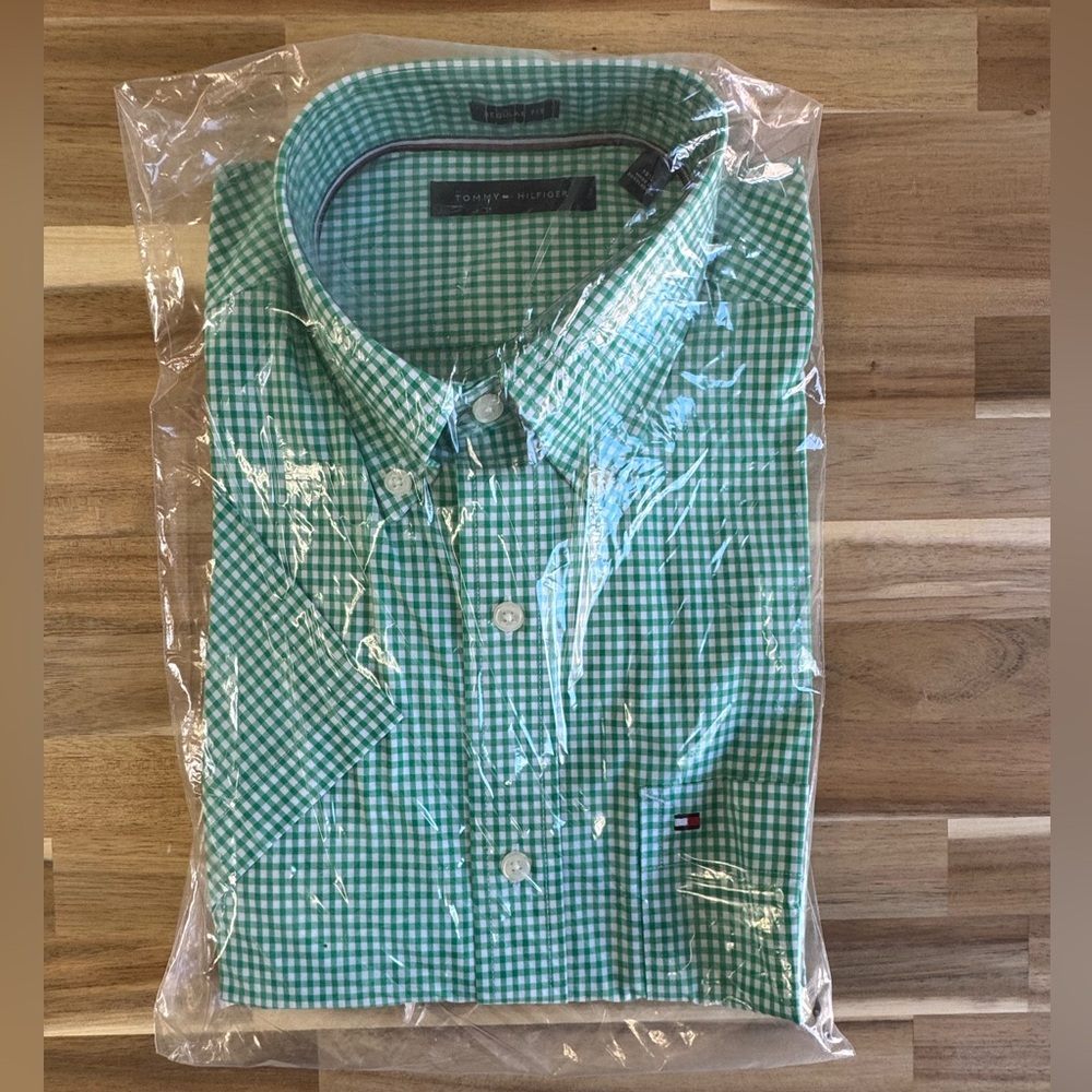 Tommy Hilfiger Men's Green Gingham Short Sleeve Button Down Shirt